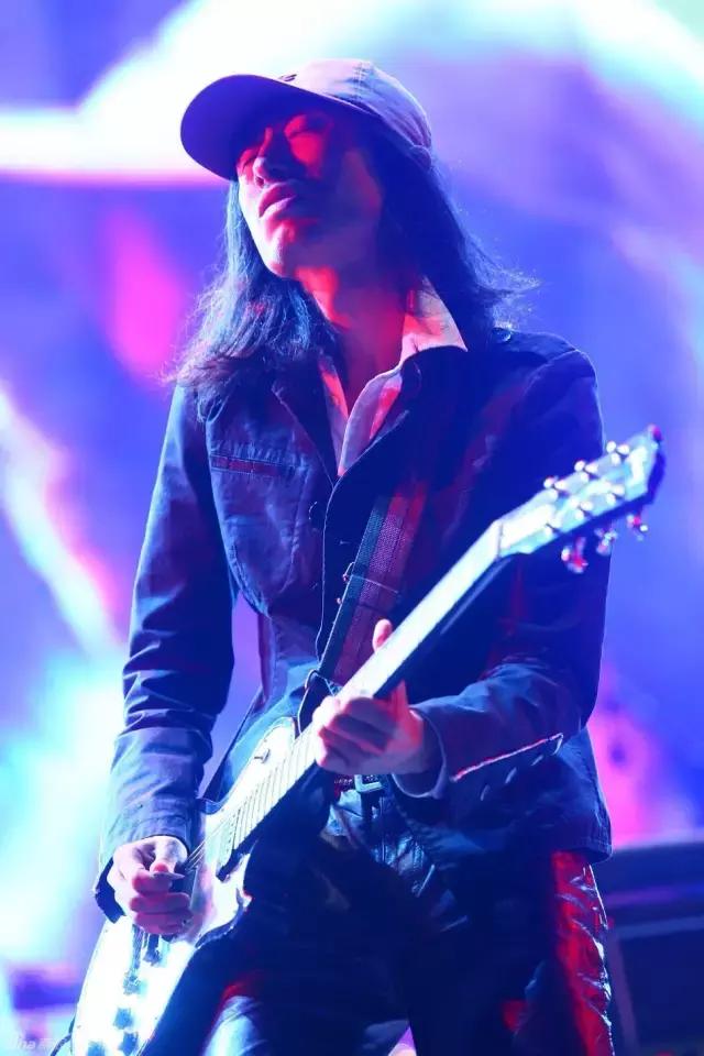 谢天笑每个人都一样,谢天笑消失在黑夜里