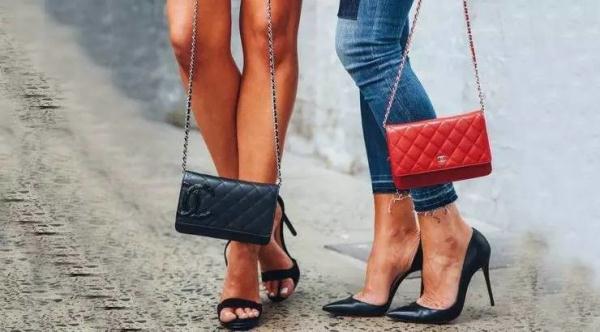 香奈儿小金球包包价格表官网,香奈儿包包好还是lv包包好