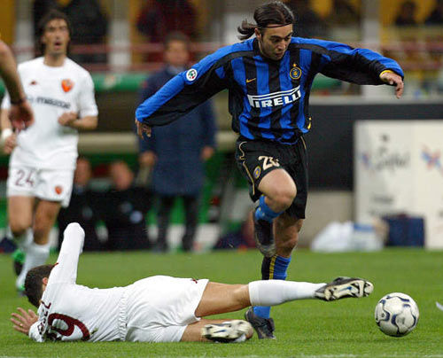 中国男孩40岁了，为挚爱国米降薪3/4，天才一生被伤病摧毁