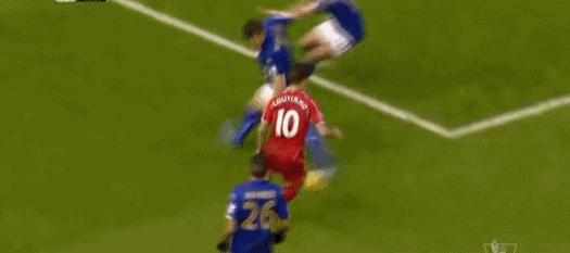 梅西过人惊呆巴洛特利,巴洛特利思考人生点球