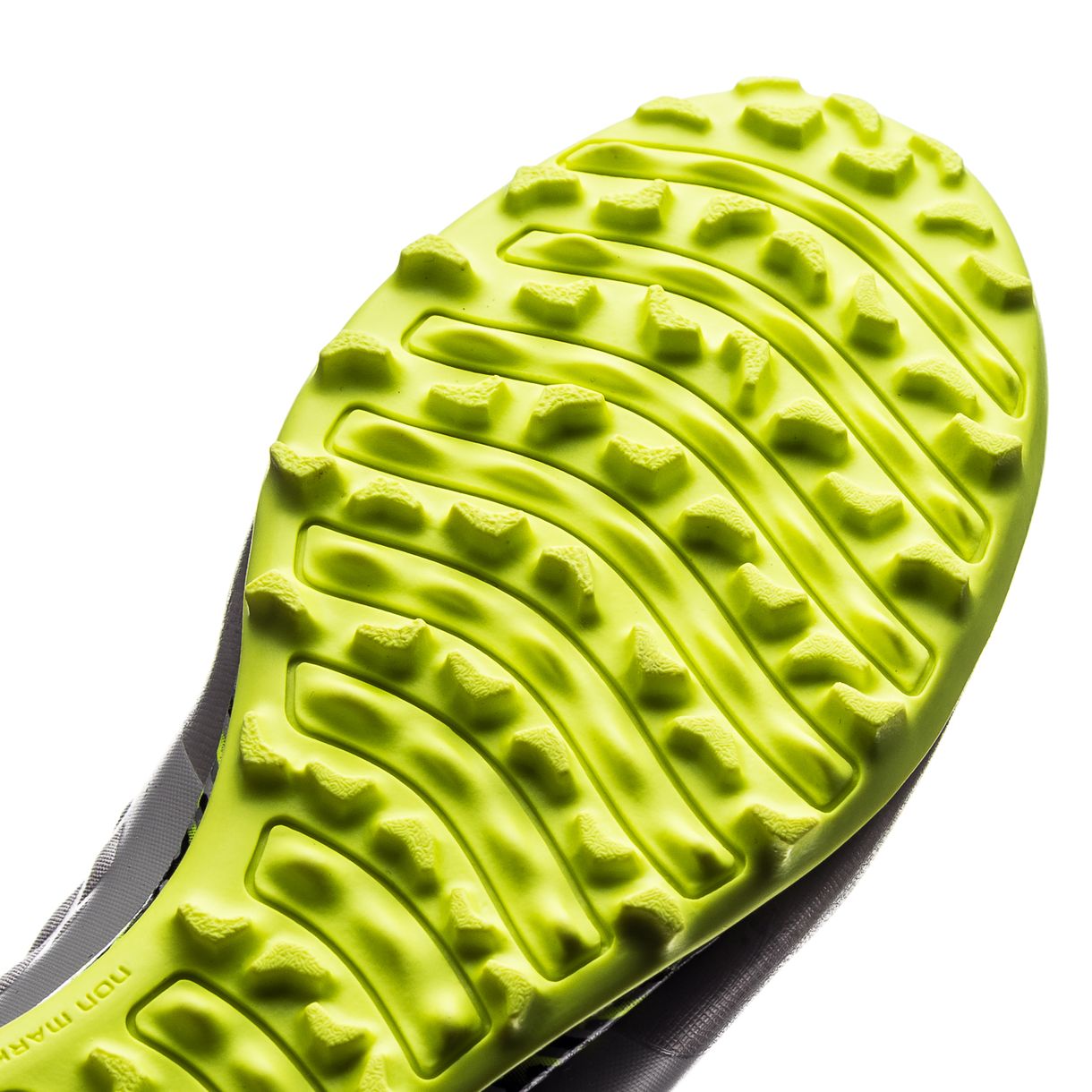 踢球必看小技巧,足球初学者选用哪种足球鞋较好