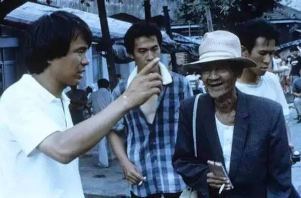 他们选择人迹稀少的那一条|朱天文读《无人是孤岛》