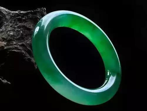 有裂纹的翡翠手镯能戴吗,翡翠手镯摔了一个裂纹没断