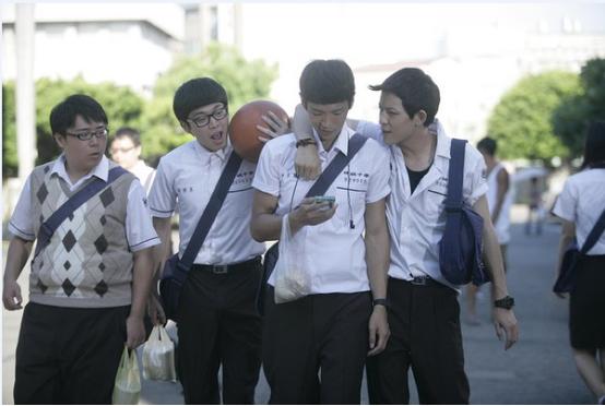 校服一个*绑捆**着我们青春的东西