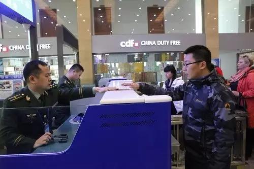 开着小车哼着小曲,开着车哼着歌结果一面包车掉头