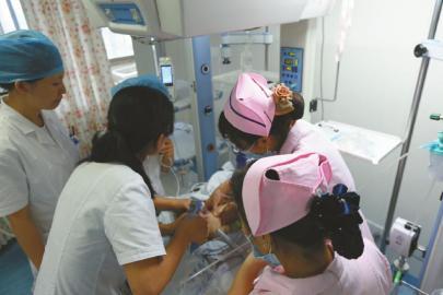 儿童高烧能导致面瘫吗,小孩发高烧引起的面瘫嘴歪