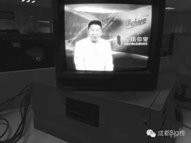 十几年过去了,这儿终于又被成都球迷包围了