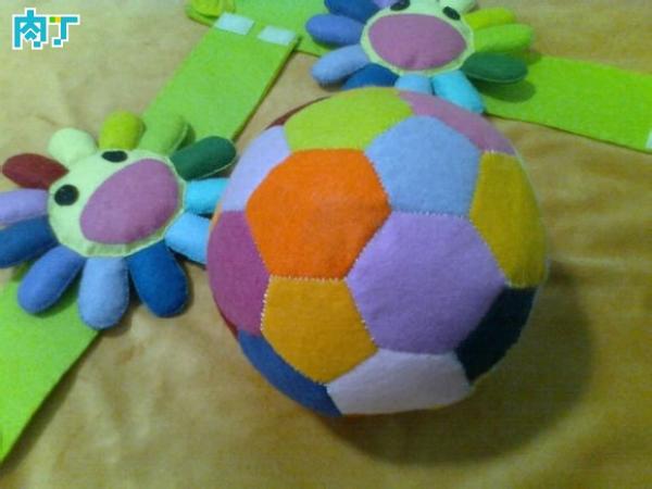 毛绒足球手工制作,不织布足球的做法图片