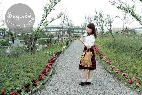 抢眼红色系碎花洋装+苏格兰红格裙,显瘦早春穿搭!