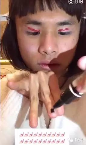 靠一只马克笔化妆为人间*物尤**！深扒网红艾克里里和他的娇喘助理！