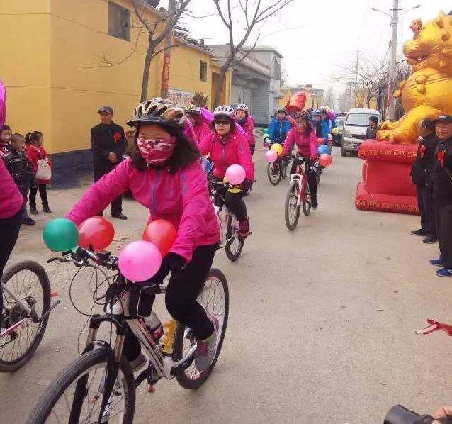 东阿小伙结婚,淮南小伙骑自行车接亲