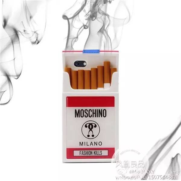 逛翻时装周之米兰站博主把最新款Moschino手机壳给你带回来了！