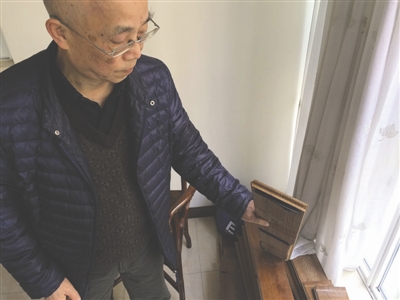 成都男子三年前花高价订泛美木地板一泡露马脚：假的