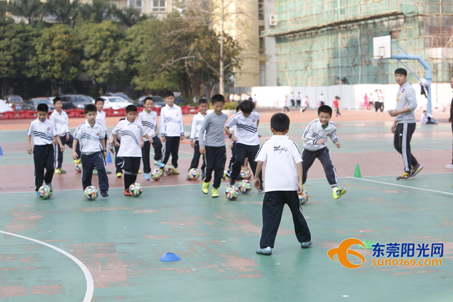 长安中心小学孩纸们好有福，“胡椒”亲自教踢波现场还有人开心到飞起