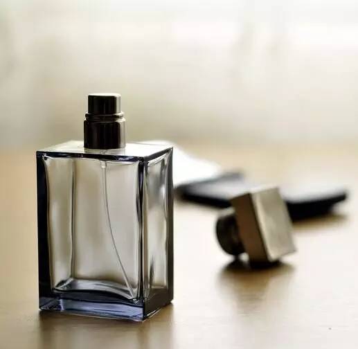 保质期内化妆品出现问题怎么处理,过了保质期的化妆品能用吗