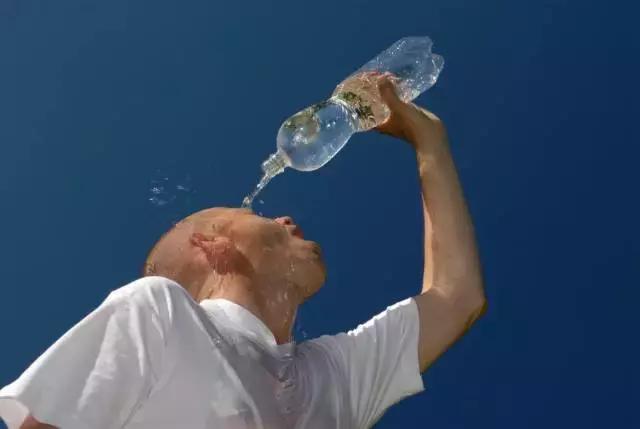 尿液呈“酱油色”？小心是肌肉溶解，可致肾衰竭或死亡！