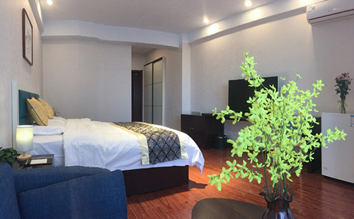 若尔盖草原房车营地,草原深处的房车营地