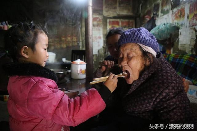 三岁宝宝突然吐血,宝宝哭妈妈很暴怒反应心疼