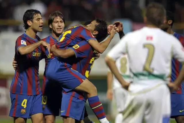 足球狗谈恋爱,足球狗不配拥有爱情吗