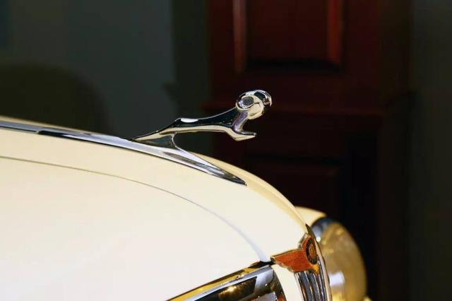 为什么劳斯莱斯的车标永远向上,为什么劳斯莱斯的车标不怕偷呢