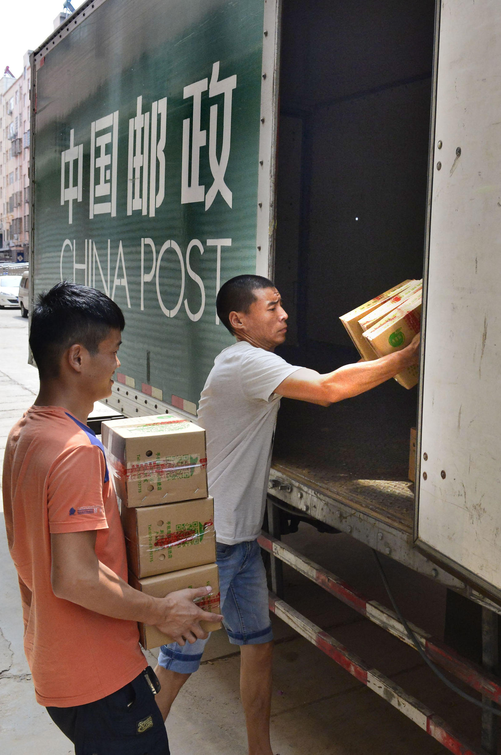 河南小伙卖红薯,两小伙卖红薯一天500斤