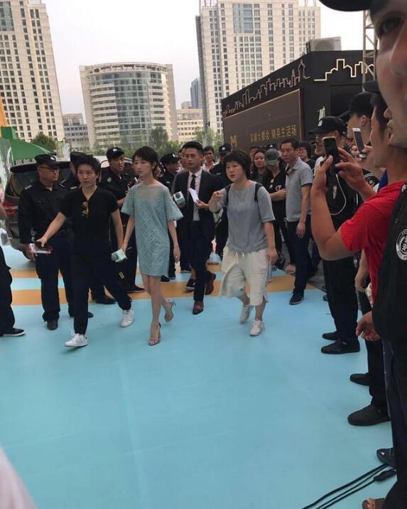 周冬雨中餐厅被路人围观,周冬雨上海国际电影节路人视角