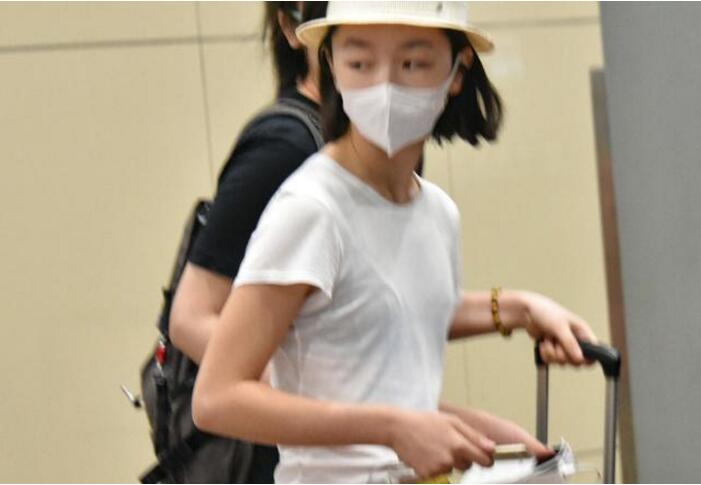 周冬雨中餐厅被路人围观,周冬雨上海国际电影节路人视角