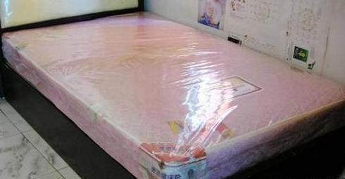 床垫膜要撕掉吗有必要去甲醛,梦思床垫的膜要不要撕掉