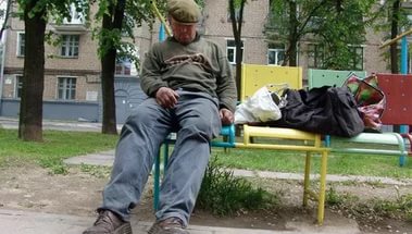 俄罗斯老铁冰天雪地喝伏特加,老俄爱喝伏特加