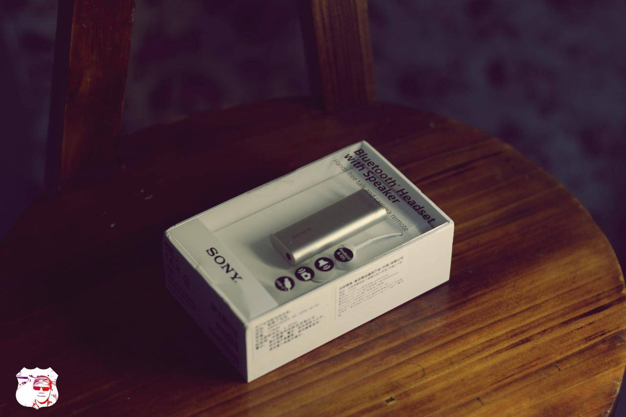 手握保温杯婴幼儿,手拿的保温杯