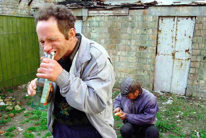 俄罗斯老铁冰天雪地喝伏特加,老俄爱喝伏特加