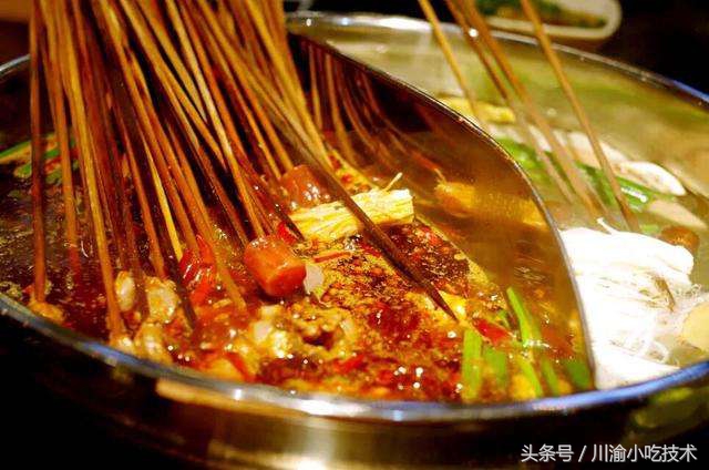 一碗正宗重庆酸辣粉需要15种调料,一碗8元钱的酸辣粉要放多少汤水