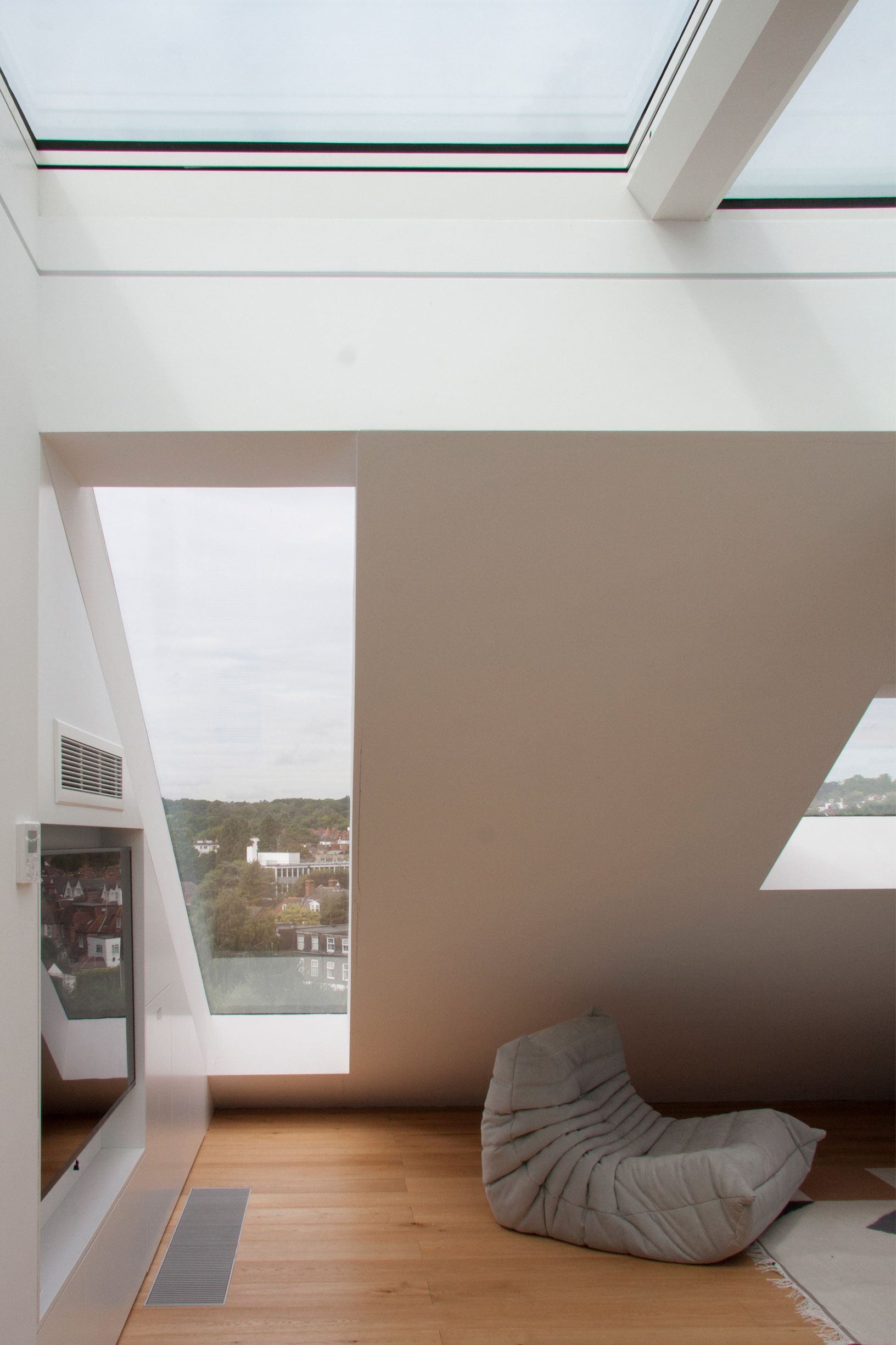 货架单元和隐蔽门分开翻新伦敦之家