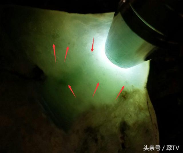 都说赌石的水头最难懂，翠TV教你如何看翡翠的水头