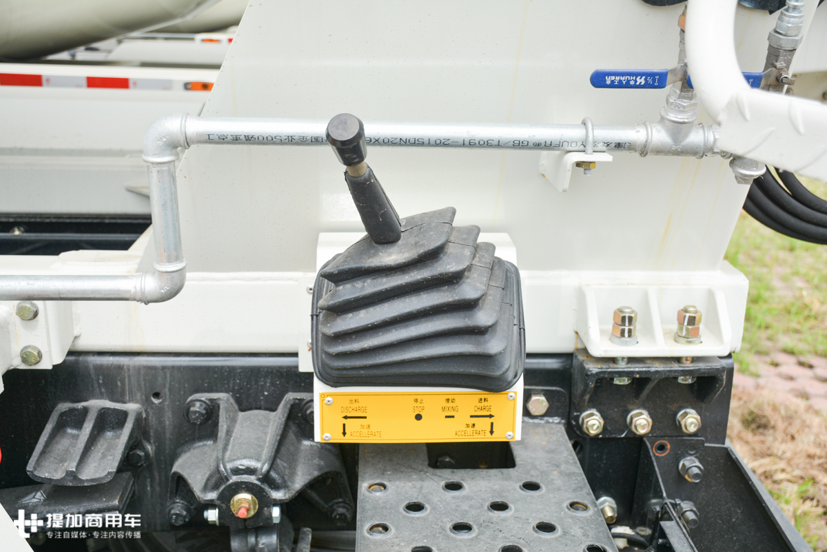 轻卡蓝牌搅拌车,商用混凝土搅拌车多少钱一台