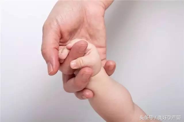 生完孩子手干是怎么回事,手容易干燥开裂是什么原因引起的