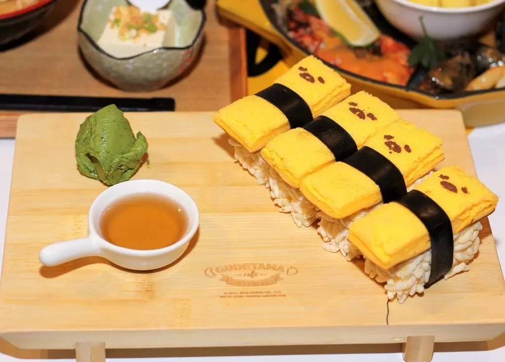 日本网红表情包懒蛋蛋开了家咖啡馆，里面的日料都是假的