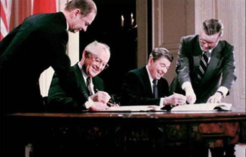 拍美国马屁视频,拍中国马屁的外国人