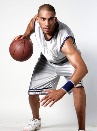 三次运球单挑实用小技巧,运球怎么提升球感