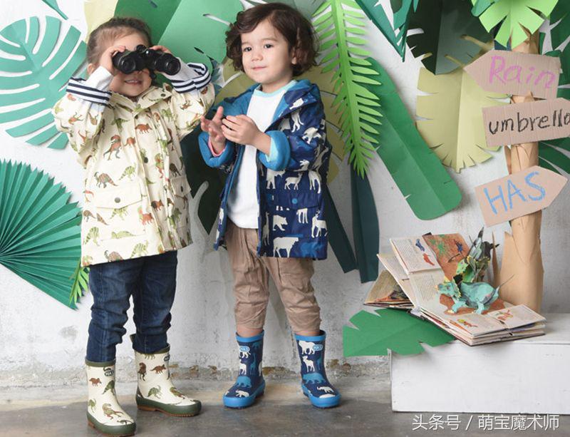 萌娃踩水坑逗笑网友,萌娃下雨天专心踩水