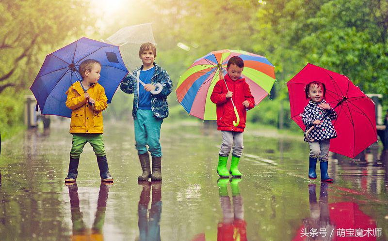 萌娃踩水坑逗笑网友,萌娃下雨天专心踩水