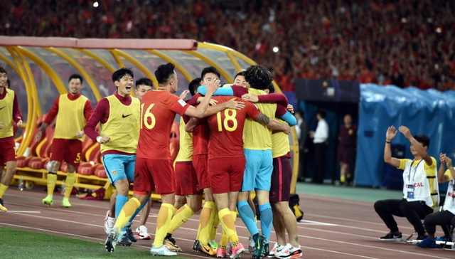 国足赢球后全场合唱歌唱祖国,国足赢球全场高唱夜空中最亮的星