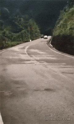 每日逗你一乐：今天我终于见到秋名山车神了