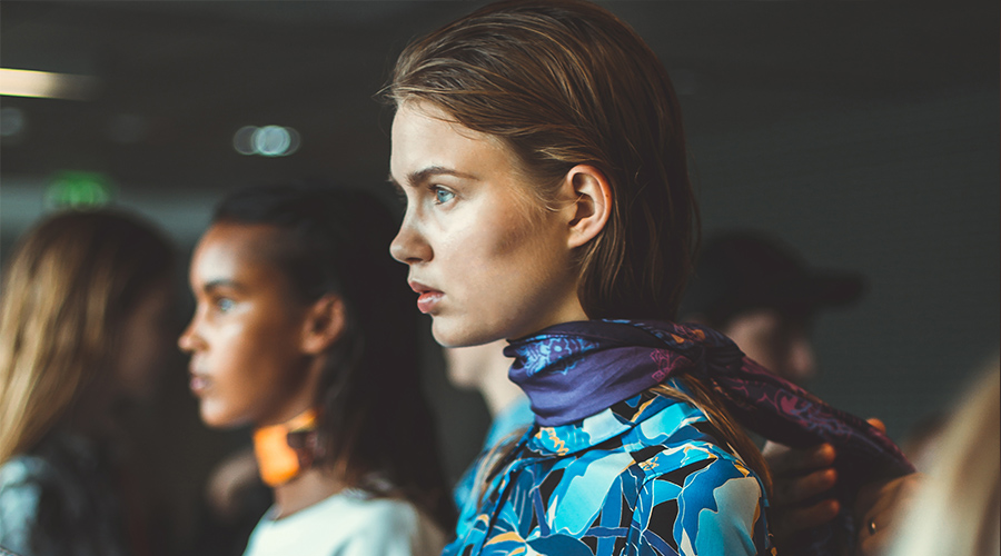 丝巾穿搭时装秀,时装秀展翅高飞丝巾