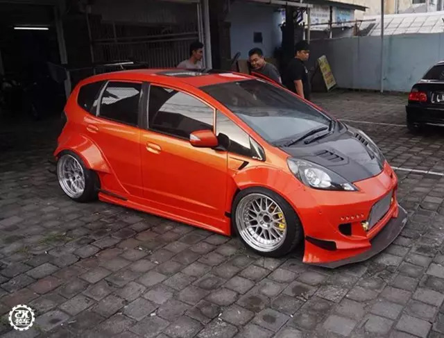 为了装上心仪轮毂换成五孔轴头，这辆爆改宽体的涡轮飞度真帅！