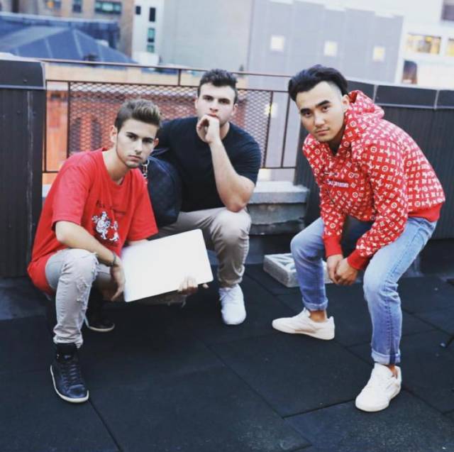 够拽丨Supreme抢货机器人，让这些哥们赚了一个亿