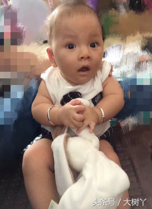 这个小师哥萌娃，年纪轻轻就有一大堆表情包了