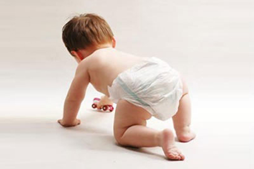 别再让宝宝光脚走路了,别引导宝宝走路