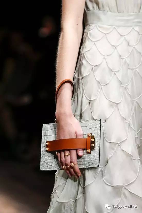 现在还流行挎肩包吗,现在流行手提包还是链条包