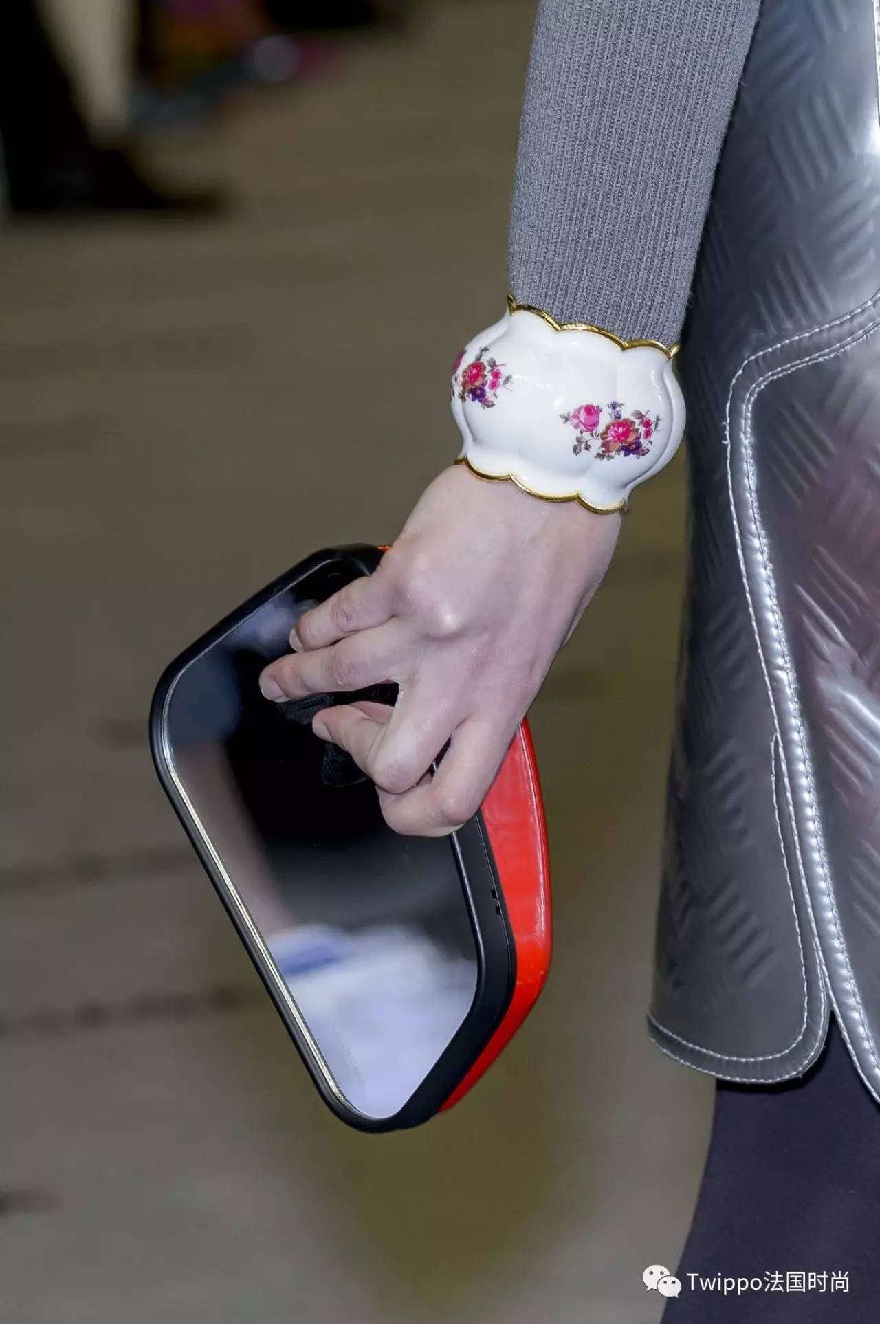 现在还流行挎肩包吗,现在流行手提包还是链条包